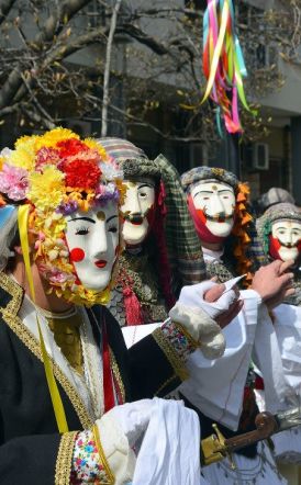 Κορυφώνεται η Αποκριά της Νάουσας με το μοναδικό δρώμενο «Γενίτσαροι και Μπούλες»     Χιλιάδες επισκέπτες αναμένονται το τριήμερο 21–23 Φεβρουαρίου 2026     Σάββατο 21 Φεβρουαρίου 2026: «Μια πόλη, μια γιορτή» – Ολοήμερο ξέφρενο γλέντι σε κάθε γωνιά της Νά
