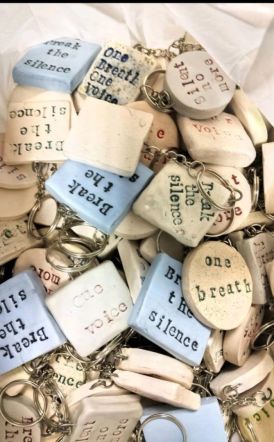 100 χειροποίητα κεραμικά μπρελόκ με μηνύματα ευαισθητοποίησης  και ενδυνάμωσης 