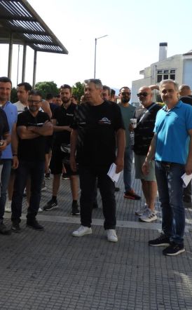 Βέροια: Έκλεισαν τα συνεργεία και πήγαν Πλατεία οι μηχανικοί αυτοκινήτων, ηλεκτρολόγοι και φανοποιοί  διαμαρτυρόμενοι για το ψηφιακό πελατολόγιο