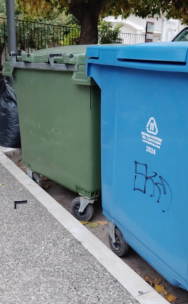 Δύσκολη η πρόσβαση, όταν οι κάδοι ανοίγουν από την πλευρά των θέσεων στάθμευσης