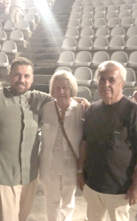 Απόλαυσαν τον γιό τους στη συναυλία του Άλσους, οι γονείς του Θέμη Καραμουρατίδη