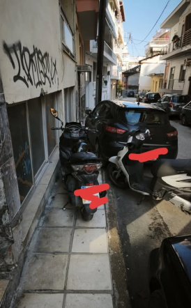 Και στη Βέροια το πρόβλημα με το πάρκινγκ και τα πεζοδρόμια...