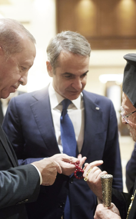 «Να μετράει τους καημούς και τους αναστεναγμούς;…» με το κομπολόι του Ερντογάν