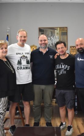 Εθιμοτυπική Επίσκεψη στον Δήμαρχο Νάουσας  από τους  ηθοποιούς Βασίλη Κούκουρα και Σταύρο Νικολαΐδη