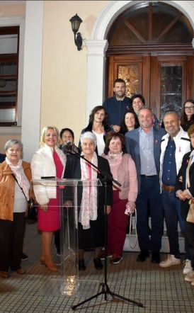 Με την ροζ φωταγώγηση του Δημαρχείου Βέροιας έκλεισε ο Οκτώβρης της πρόληψης!