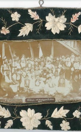 ΑΠΟΚΡΙΑΤΙΚΗ ΑΝΑΠΑΡΑΣΤΑΣΗ ΡΟΥΜΛΟΥΚΙΩΤΙΚΟΥ  ΓΑΜΟΥ ΣΤΗ ΒΕΡΟΙΑ ΤΟ 1905  -Σχόλια σε φωτογραφία με ομάδα μεταμφιεσμένων