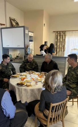 Παράθεση γεύματος της 1ης Μεραρχίας Πεζικού στο Γηροκομείο Βέροιας.