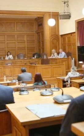 Κατά πλειοψηφία, μόνο από τη ΝΔ, εγκρίθηκε  το πόρισμα για την τραγωδία των Τεμπών  – Την Τρίτη στην Ολομέλεια η συζήτηση και λήψη απόφασης
