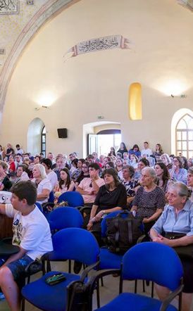 ΛΑ’ Παύλεια | Κατάμεστο το Παύλειο Πολιτιστικό Κέντρο στην εκδήλωση – βιβλιοπαρουσίαση της έκδοσης του Αρχιμ. Προδρόμου Γκιρτζαλιώτη