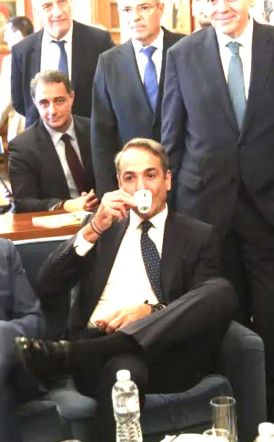 Το καφεδάκι του Μητσοτάκη στο εντευκτήριο της Βουλής έβγαλε είδηση για τις εκλογές