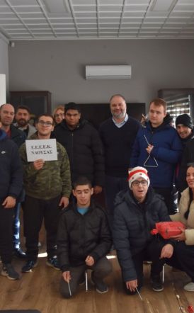 Κάλαντα από τους μαθητές του Ε.Ε.Ε.ΕΚ. Νάουσας στον Δήμαρχο