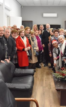 Χριστουγεννιάτικα κάλαντα από τη Χορωδία του ΚΑΠΗ Νάουσας στο Δημαρχείο