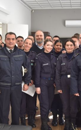 Χριστουγεννιάτικα κάλαντα από τους Δόκιμους της Σχολής Αστυφυλάκων Νάουσας στο Δημαρχείο