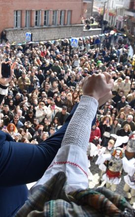 «Βούλιαξε» η Νάουσα στην κορύφωση της Αποκριάς 2026     Χιλιάδες επισκέπτες από την Ελλάδα και το εξωτερικό τίμησαν το μοναδικό δρώμενο «Γενίτσαροι και Μπούλες»