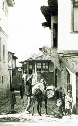 ΜεΜιαΜατια Οδός Σοφού, με το καλνερίμι του και τα σπίτια που εκείνα τα χρόνια είχαν ζωή.