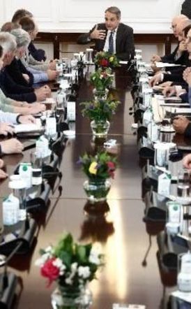 Με μία Επιτροπή η συνάντηση στο Μαξίμου - Μητσοτάκης: Τις εξελίξεις τις διαμορφώνουν οι παρόντες, είμαστε εδώ να δούμε τι περιθώρια βελτίωσης υπάρχουν -Δεν προσήλθε η Πανελλαδική των Μπλόκων και συνεχίζει τις κινητοποιήσεις – Ευρεία σύσκεψη σήμερα στην Κα