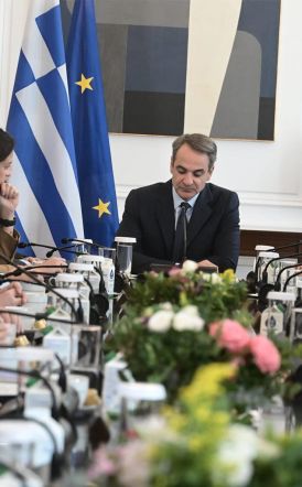 Επέκταση δικαιώματος της επιστολικής ψήφου Μητσοτάκης για Εθνικές εκλογές 2027: Δημιουργία Τριεδρικής Περιφέρειας Απόδημου Ελληνισμού – Επανέρχονται στις 12 οι έδρες Επικρατείας και παραμένει στο 3% το όριο εισόδου στη Βουλή