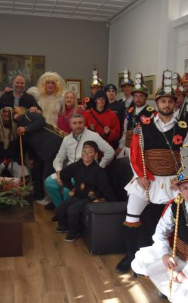 Οι Μωμόγεροι  της Ευξείνου Λέσχης  Ποντίων Νάουσας στο  Δημαρχείο