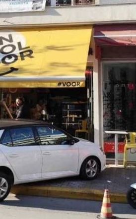 Αυτοκίνητο «καρφώθηκε» σε κατάστημα αρτοσκευασμάτων στο κέντρο της Βέροιας