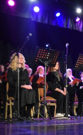 Πετυχημένη η μουσικοθεατρική εκδήλωση «Απ’ το 1821 στο σήμερα» στο Δημοτικό Θέατρο Νάουσας