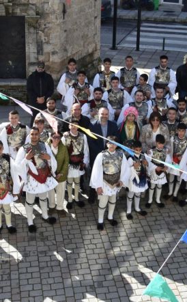 Οι «Γενίτσαροι και Μπούλες» στο Δημαρχείο Νάουσας χωρίς τον «πρόσωπο», σύμφωνα με την παράδοση