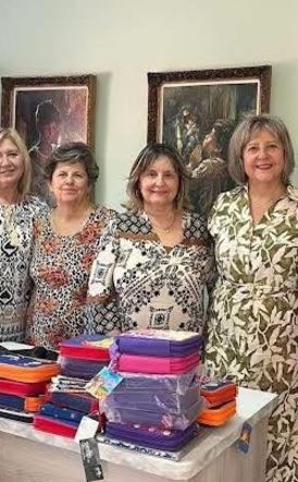 Κασετίνες στα παιδιά του ομίλου προστασίας παιδιού