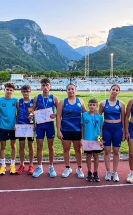 ΠΕΝΤΕ -ΠΡΩΤΙΕΣ ,ΕΝΤΥΠΩΣΙΑΚΕΣ ΕΜΦΑΝΙΣΕΙΣ ΤΟΥ 