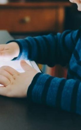 Η συνεχής έκθεση των παιδιών στις οθόνες αυξάνει τα περιστατικά μυωπίας ακόμη και από την προσχολική ηλικία