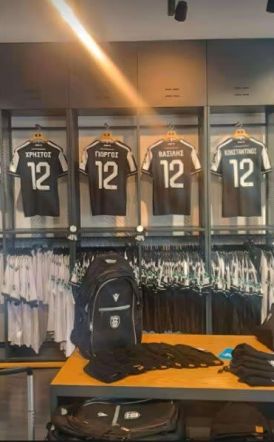 Τιμητικές φανέλες στη μπουτίκ για  τους αδικοχαμένους οπαδούς του ΠΑΟΚ