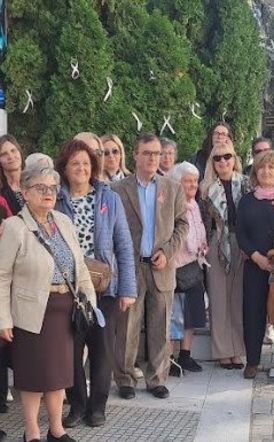 Κρέμασαν και φέτος στα δέντρα, τις ροζ κορδέλες με τον γνωστό συμβολισμό της πρόληψης