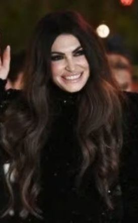 Αστραφτερή και με τα φλας επάνω της, αναλαμβάνει  σήμερα επισήμως,   η νέα πρέσβης των ΗΠΑ, στην Αθήνα