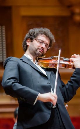 Βεροιώτης, από την μητέρα του, ο Αντώνης Σουσάμογλου, εξάρχων βιολιστής της ΚΟΘ, που φιλοξενεί ο Χώρος Τεχνών