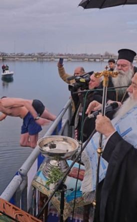 Η εορτή των Θεοφανίων και η κατάδυση του τιμίου Σταυρού σε Βέροια, Αλεξάνδρεια και Αλιάκμονα