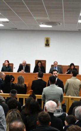 Ξεκίνησε η δίκη των Τεμπών με αναβολή και έντονες αντιδράσεις από συγγενείς θυμάτων και συνηγόρους