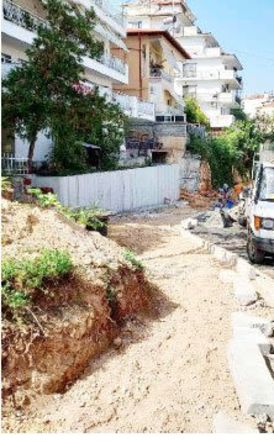 Μόλις ασφαλτοστρώθηκαν, ξαναξηλώθηκαν  τα πεζοδρόμια στη Μπότσαρη