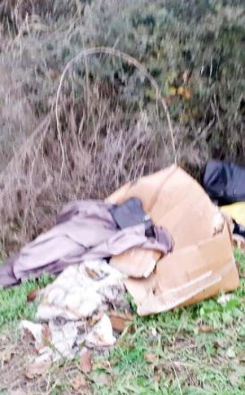 Συνεχίζουν να πετούν μπάζα και σκουπίδια  στον δρόμο για Μέση