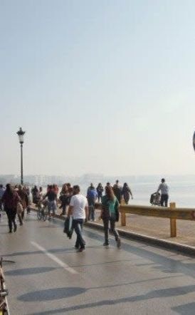 Κυριακάτικη βόλτα στην πεζοδρομημένη παραλιακή της Θεσσαλονίκης 