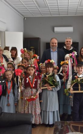 Χελιδονίσματα στη Νάουσα   Το Λύκειο των Ελληνίδων Νάουσας μετέφερε το μήνυμα της άνοιξης στο Δημαρχείο