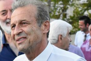 «Με τα λόγια χτίζω ανώγια και κατώγια»