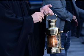 Στις 9.00 το βράδυ του Μ. Σαββάτου το Άγιο Φως στο αεροδρόμιο Μακεδονία