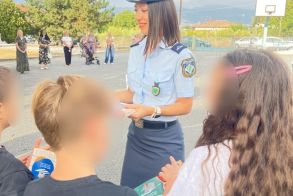 Ενημερωτικό υλικό με χρήσιμες συμβουλές για την οδική ασφάλεια μοίρασε η Τροχαία σε μαθητές