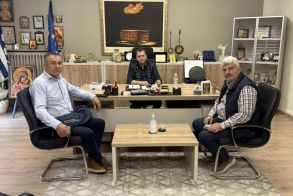 Συνάντηση του Αγροτικού Συλλόγου Γεωργών Βέροιας με τον  αντιπεριφερειάρχη και δήμαρχο Βέροιας για τα παραμορφωμένα ροδάκινα  
