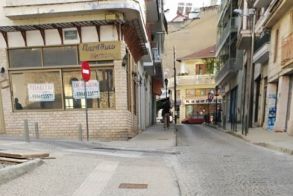 Επικίνδυνη κακοτεχνία πεζοδρομίου επί της οδού Κεντρικής