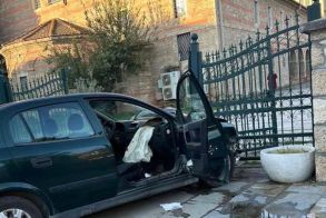 Ηλικιωμένος οδηγός έπεσε πάνω στην περίφραξη του Αγίου Αντωνίου στο κέντρο της Βέροιας