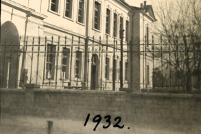 ΜεΜιαΜατια   Πρόκειται για το Παλαιό Γυμνάσιο Βέροιας το 1932,το κτήριο που σήμερα στεγάζει το Δημαρχείο Βέροιας