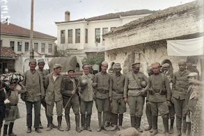 ΜεΜιαΜατια  Τα πρόσωπά τους, σκαμμένα από τον χρόνο και την κακουχία, κοιτούν τον φακό με μια σιωπηλή αξιοπρέπεια