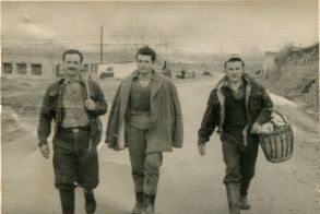 ΜεΜιαΜατια Δεκαετία του ΄50, μεγάλη η κούραση, μεγαλύτερα τα χαμόγελα. Σφαχτέδες, στο παλιό μας σφαγείο, απέναντι από το γήπεδο