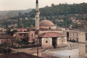 ΜεΜιαΜατια Ο μιναρές υψώνεται ήσυχος πάνω από τις στέγες