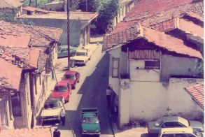 ΜεΜιαΜατια Οδός Κεντρικής, στο ύψος της Παλιάς Μητρόπολης. Αρχές δεκαετίας του ΄90.