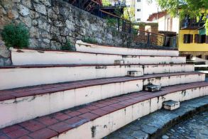 Εργασίες συντήρησης των κερκίδων στο θεατράκι δίπλα στην Συναγωγή